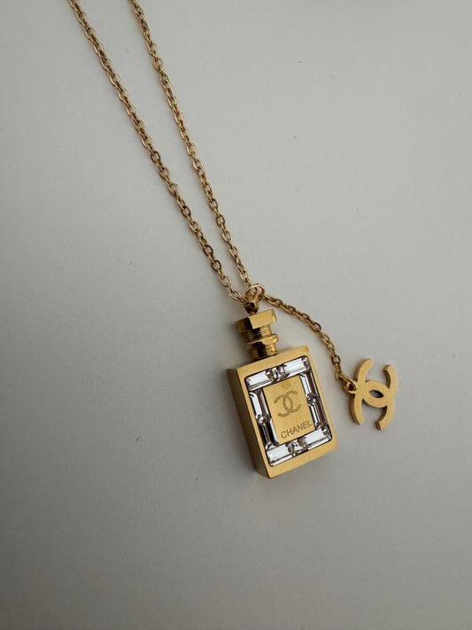 Kette mit Parfüm Flacon 18k Edelstahl graviert mit CC Anhänger
